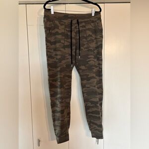 Zyia active Unwind camo joggers